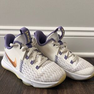 Nike Lebron basketball shoes. Size 4Y